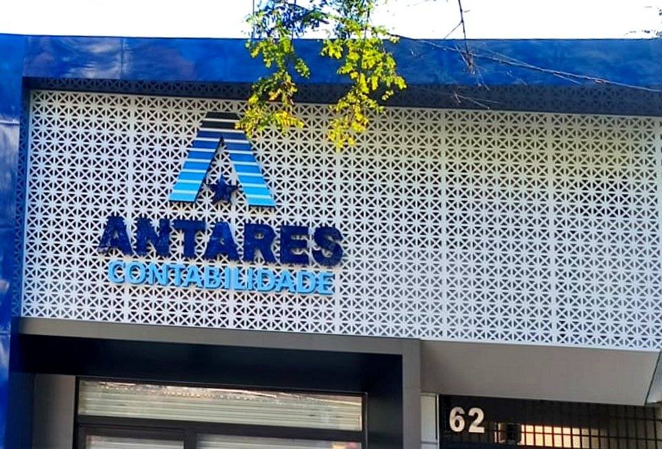 Letreiro da Antares Contabilidade na fachada da sede em Maringá